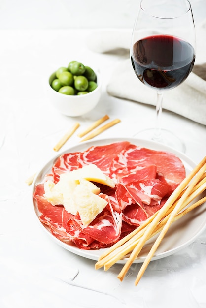 Traditionelle italienische Vorspeise mit Käse, Schinken und Brotstangen, selektiver Fokus