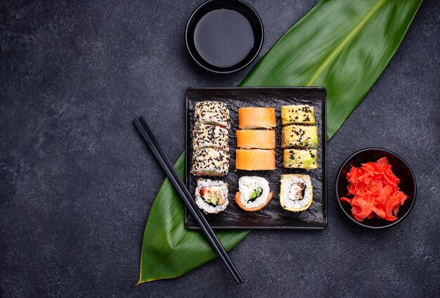 Traditionelle japanische Sushi-Rollen auf dunklem Hintergrund