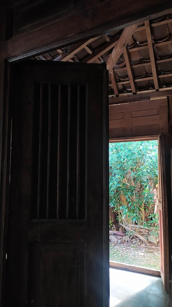 Traditionelle javanische Tür mit geschnitzten Schnitzereien aus Holz