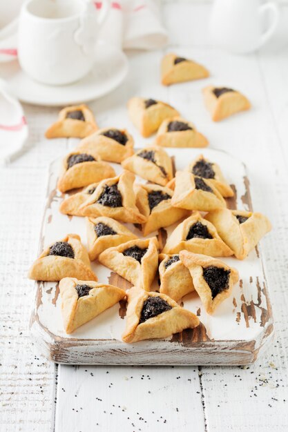 Traditionelle jüdische Hamantaschen-Kekse mit Beerenmarmelade