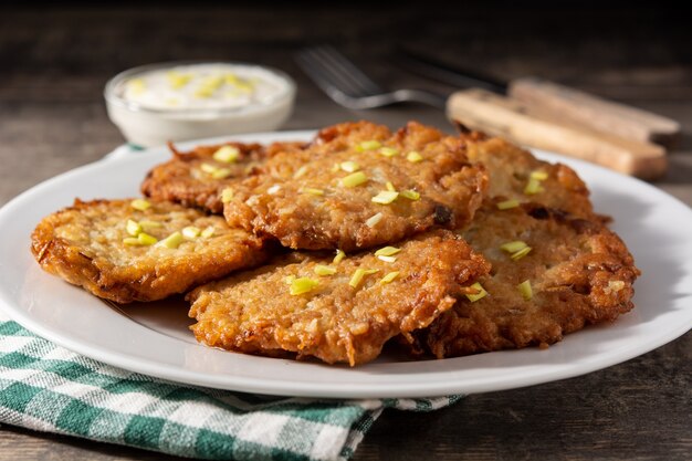 Traditionelle jüdische Latkes oder Kartoffelpuffer auf Holztisch