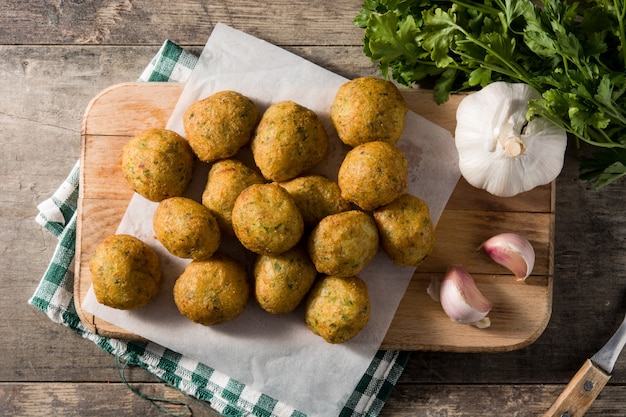 Traditionelle Kabeljaukrapfen mit Knoblauch und Petersilie