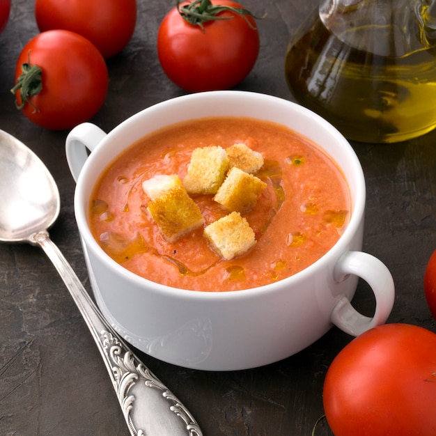 Traditionelle kalte Gazpachosuppe. Spanische, mediterrane Küche.