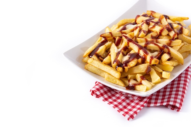 Traditionelle kanadische Poutine isoliert auf weißem Hintergrund