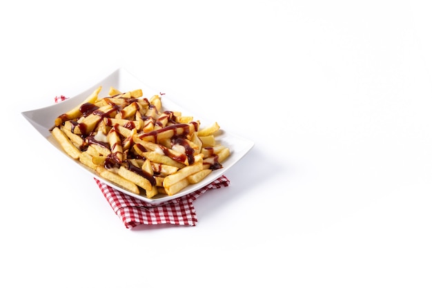 Traditionelle kanadische Poutine isoliert auf weißem Hintergrund