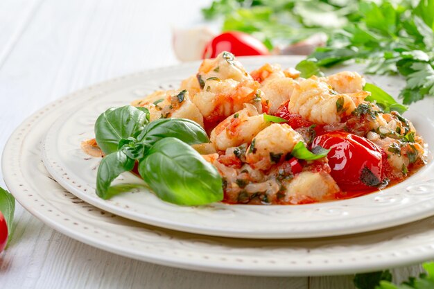 Traditionelle Kartoffelgnocchi mit Tomatensoße