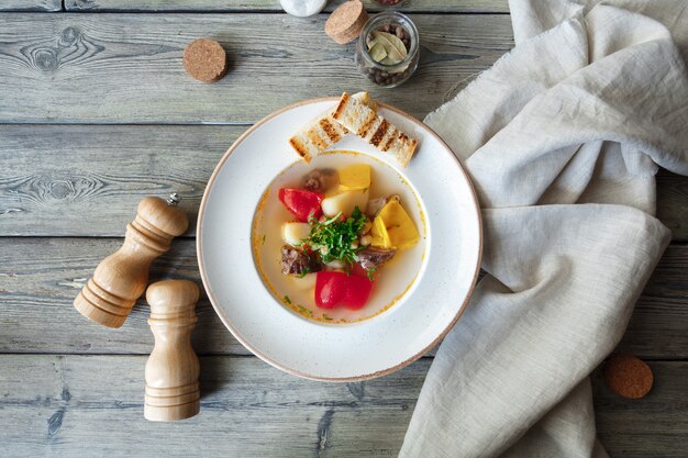 Traditionelle kartoffelsuppe