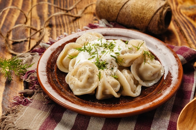 Foto traditionelle knödel und knödel aus teig mit fleischfüllung