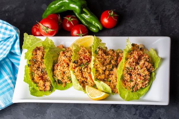 Traditionelle köstliche türkische Gerichte: Bulgursalat (Kisir)