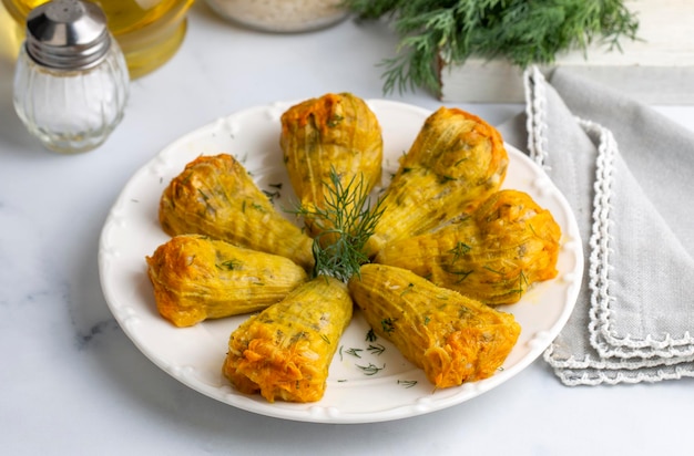 Traditionelle köstliche türkische griechische Küche Türkische Speisen Gefüllte Zucchini Blumen türkischer Name kabak cicegi dolmasi