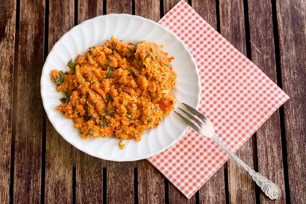 Traditionelle köstliche türkische Speisen; Bulgursalat (Kisir)