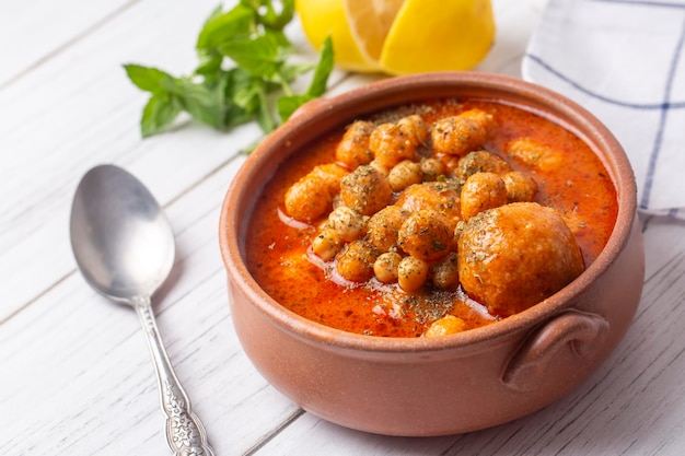 Traditionelle köstliche türkische Speisen; Bulgursuppe (türkischer Name; Anali Kizli, icli kofte)