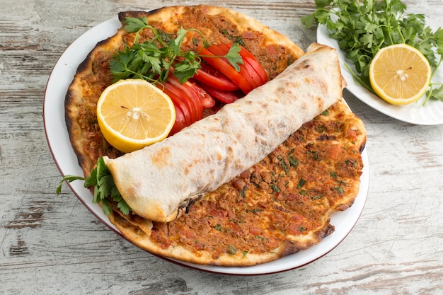 Traditionelle köstliche türkische Speisen; Türkische Pizza, Fleischbrot (Lahmacun)
