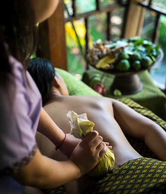 Foto traditionelle kräuter-kugel-massage thai spa-behandlung detail