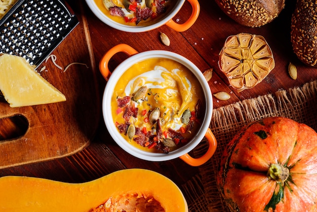 Traditionelle Kürbiscremesuppe im rustikalen Stil. Konzept für gesunde Ernährung.