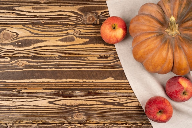 Foto traditionelle kürbisse herbstzusammensetzung äpfel und kürbis auf rustikalem hintergrund mit kopierraum