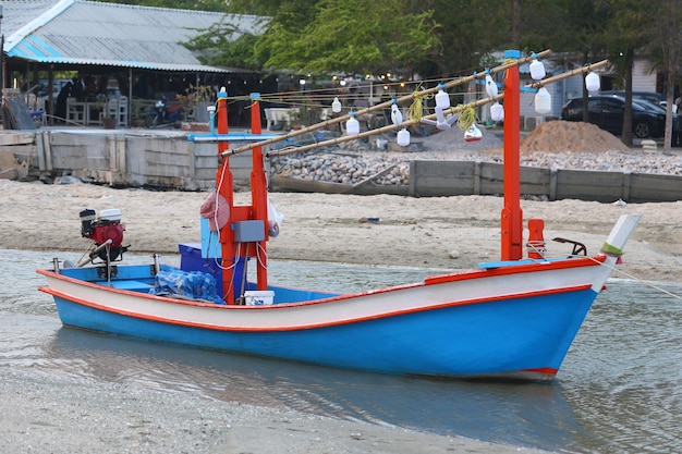 Foto traditionelle küstenfischereiboote von thailand