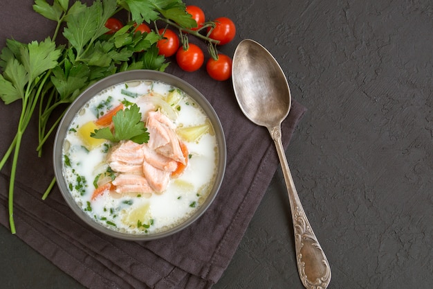 Traditionelle Lachssuppe mit Gemüse und Sahne.