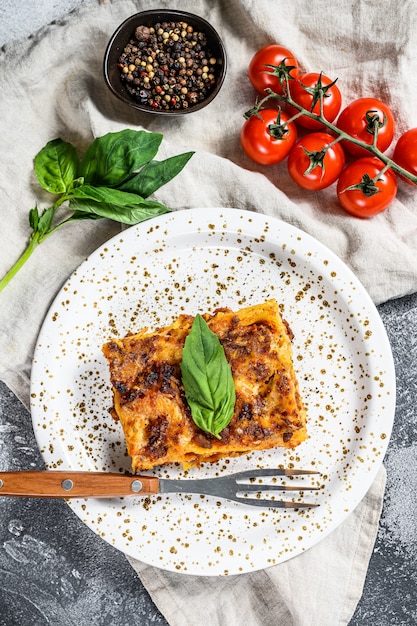 Traditionelle lasagne aus rinderhackfleisch, bolognese und bechamelsaucen