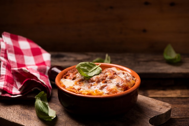 Traditionelle Lasagne in einer Auflaufform auf Holztisch