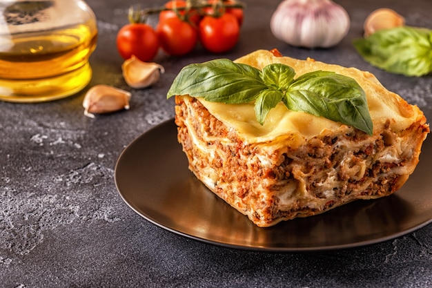 Traditionelle Lasagne mit Hackfleisch-Bolognese-Sauce und Bechamelsauce mit Basilikumblättern.