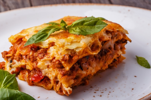 Traditionelle Lasagne mit Hackfleisch-Bolognese-Sauce und Bechamelsauce mit Basilikumblättern.