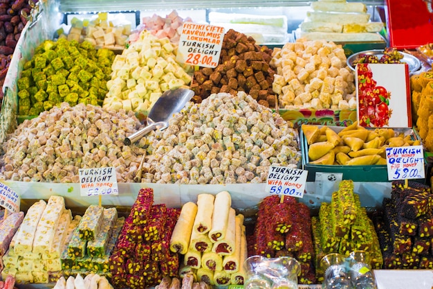 Traditionelle leckere türkische Süßigkeiten auf dem Markt