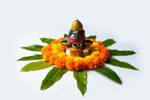 Traditionelle Öllampen mit Blumendekoration für das indische Festival Diwali.