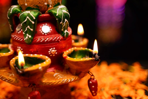 Traditionelle Öllampen mit Blumendekoration für das indische Festival Diwali.