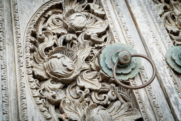 Traditionelle lokale balinesische Ornamente, die von lokalen Handwerkern von Hand in Holz geschnitzt wurden