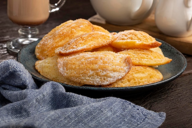 Traditionelle Madeleines mit bestreutem Zucker