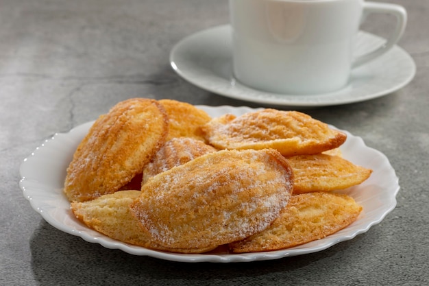 Traditionelle Madeleines mit bestreutem Zucker