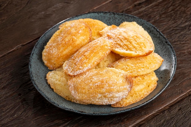 Traditionelle Madeleines mit bestreutem Zucker