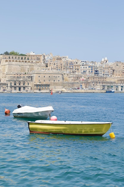 Traditionelle maltesische Boote die Stadt Valletta im Hintergrund von Senglea Malta aus zu sehen