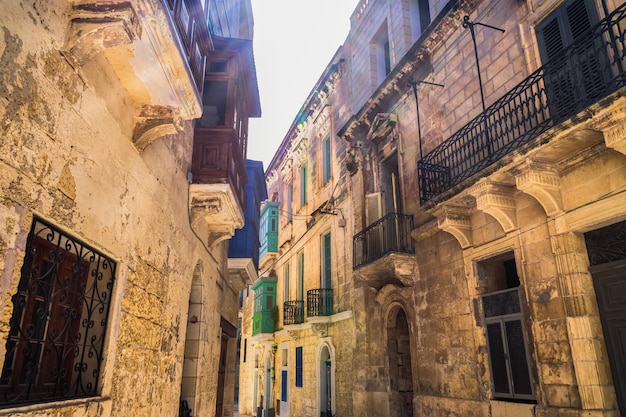 Foto traditionelle maltesische kalksteingebäude mit balkonen in den gassen von birgu citta vittoriosa
