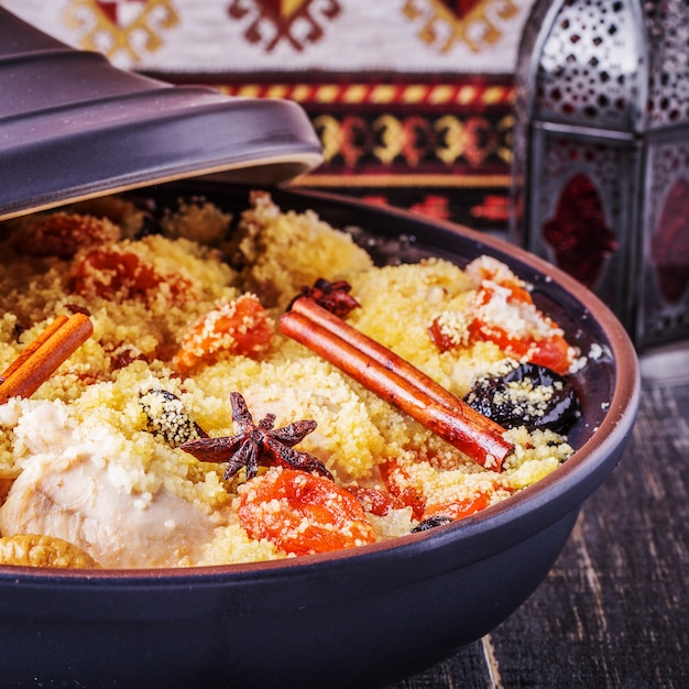 Traditionelle marokkanische Hühnchen-Tajine mit getrockneten Früchten und Gewürzen.