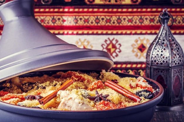 Traditionelle marokkanische Tajine aus Huhn mit getrockneten Früchten und Gewürzen