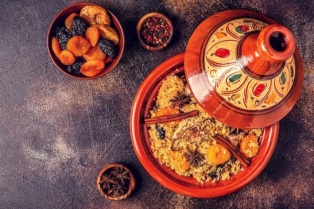Traditionelle marokkanische Tajine aus Huhn mit getrockneten Früchten und Gewürzen