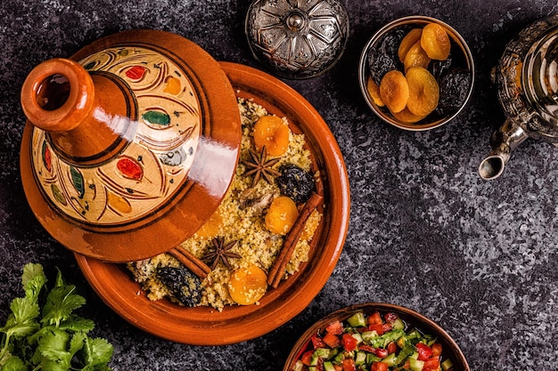 Foto traditionelle marokkanische tajine aus huhn mit getrockneten früchten und gewürzen