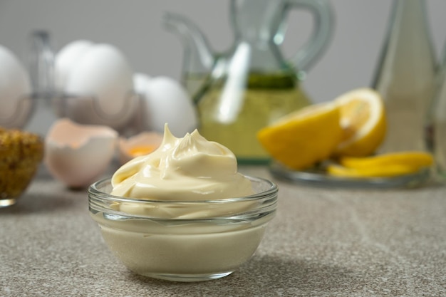 Traditionelle Mayonnaise-Sauce unter den Zutaten Eier, Butter, Senf und Zitronen