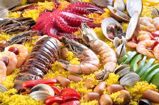 Traditionelle Meeresfrüchte-Paella mit Oktopus-Hummerreis und Schalentieren