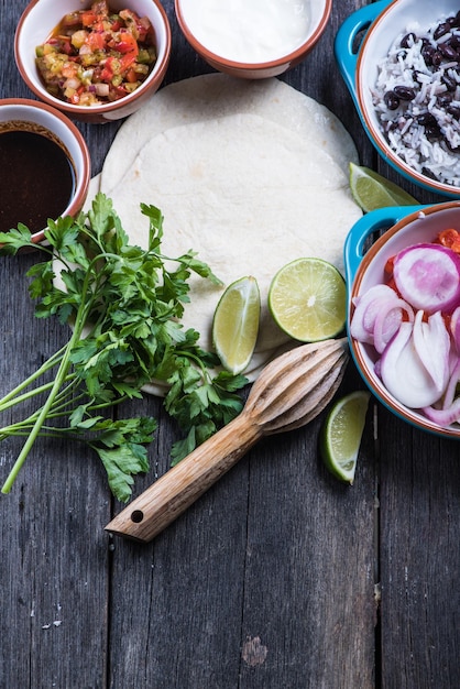 Traditionelle mexikanische Burritos mit Pulled Beef zubereiten