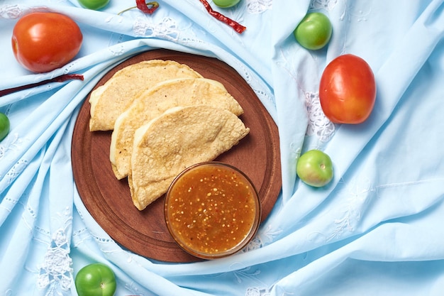 Traditionelle mexikanische Maistortilla-Quesadillas gefüllt mit Käse