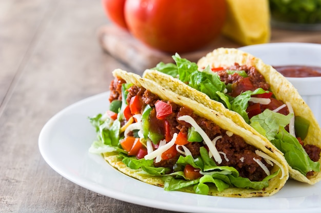 Traditionelle mexikanische Tacos mit Fleisch und Gemüse auf Holz