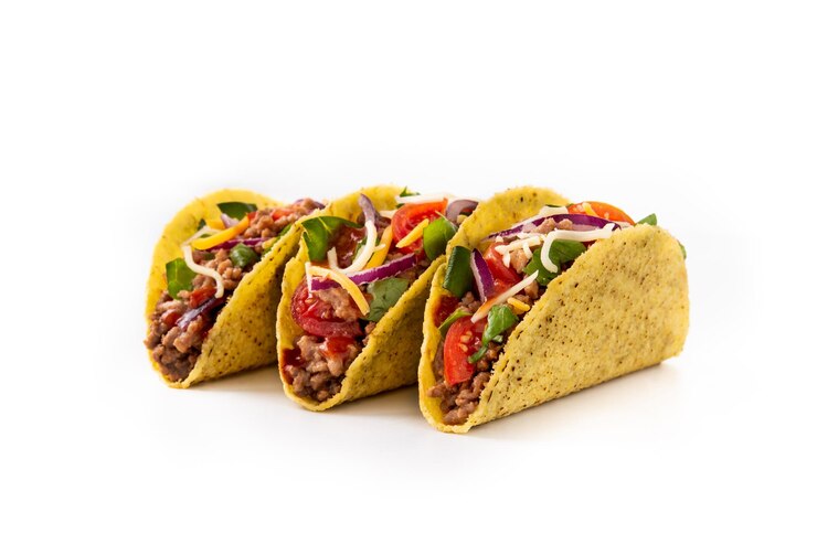 Foto traditionelle mexikanische tacos mit fleisch und gemüse auf weißem hintergrund