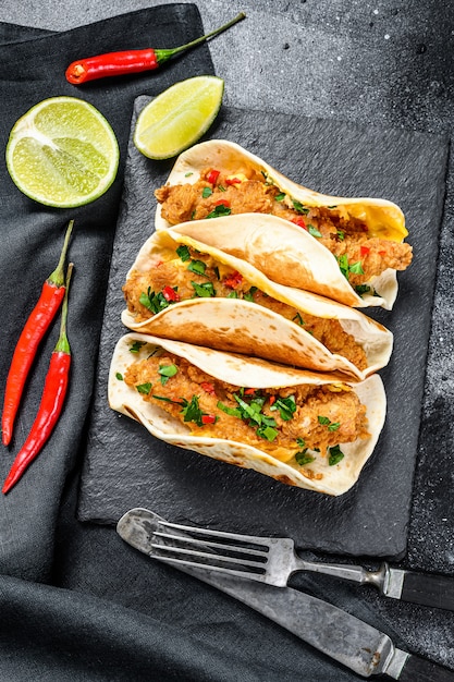 Traditionelle mexikanische Tacos mit Fleisch und Gemüse. Schwarzer Hintergrund. Draufsicht