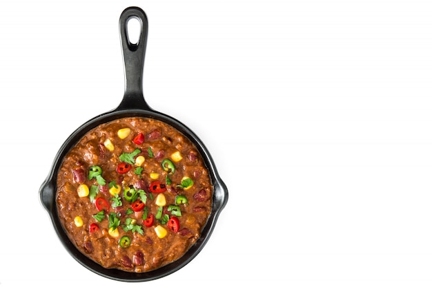 Traditionelle mexikanische tex mex chili con carne in einer Pfanne auf Weiß