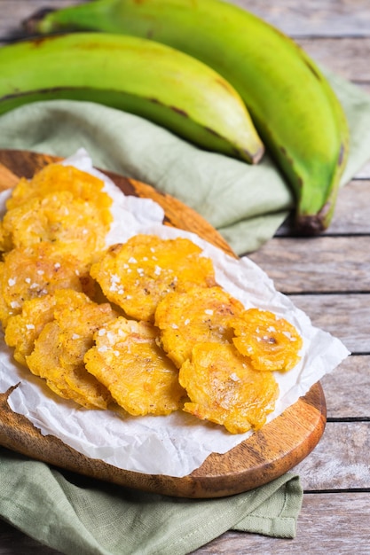 Traditionelle mittelamerikanische karibische kubanische kolumbianische Küche. Gebratene Tostones, grüne Bananenbananen mit Guacamole-Sauce. Ansicht von oben, flach liegend