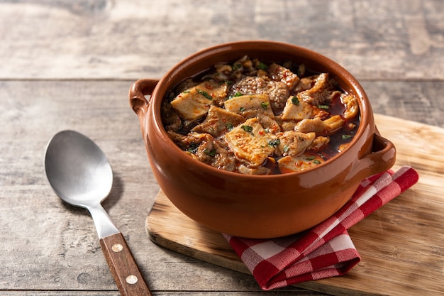 Traditionelle Mondongo-Suppe auf Holztisch