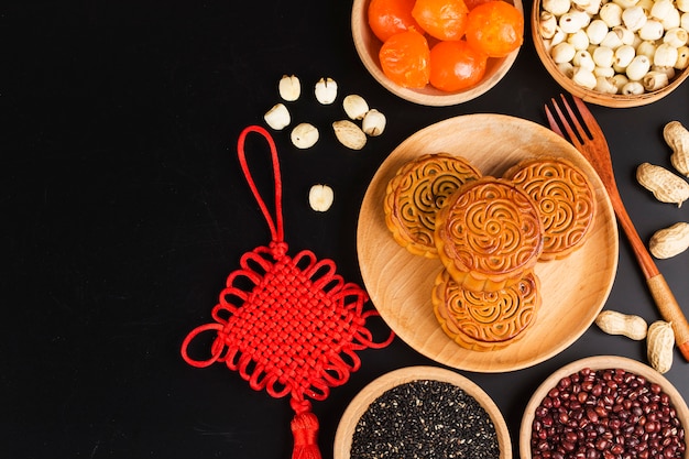 Traditionelle Mooncakes auf Gedeck mit Teetasse.